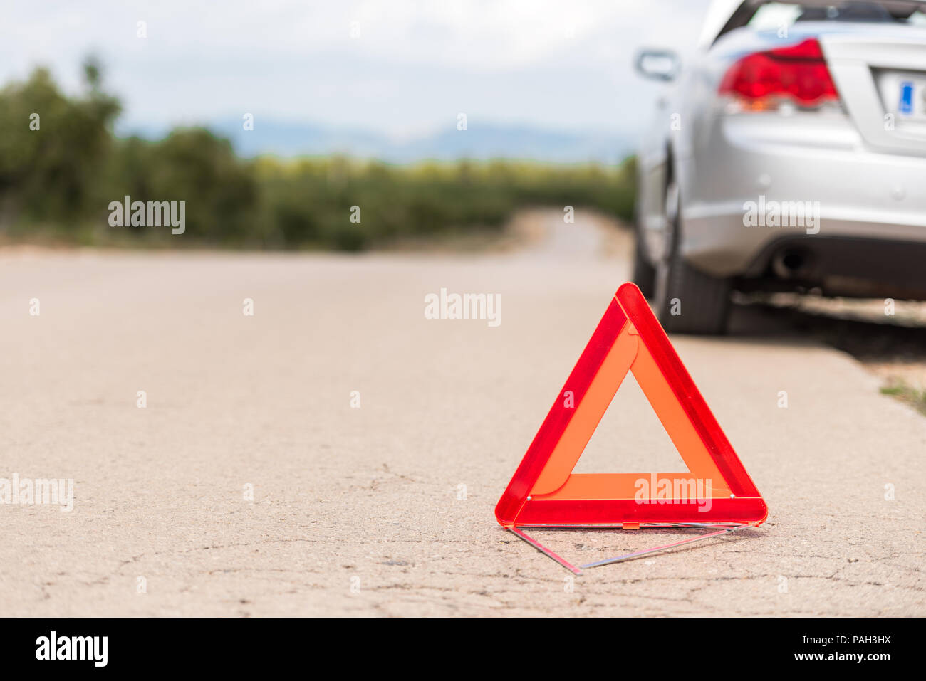 L'auto si è rotta sulla strada. Segno di emergenza close-up sulla strada, Tarragona, Catalunya, Spagna Foto Stock