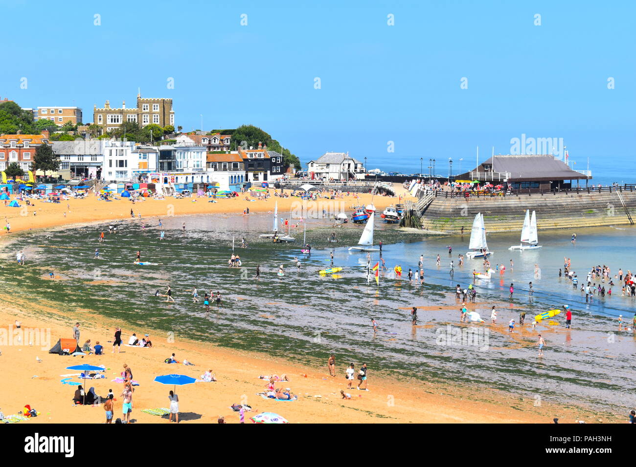 Località balneare inglese in estate. Broadstairs Kent, Luglio 2018 Foto Stock