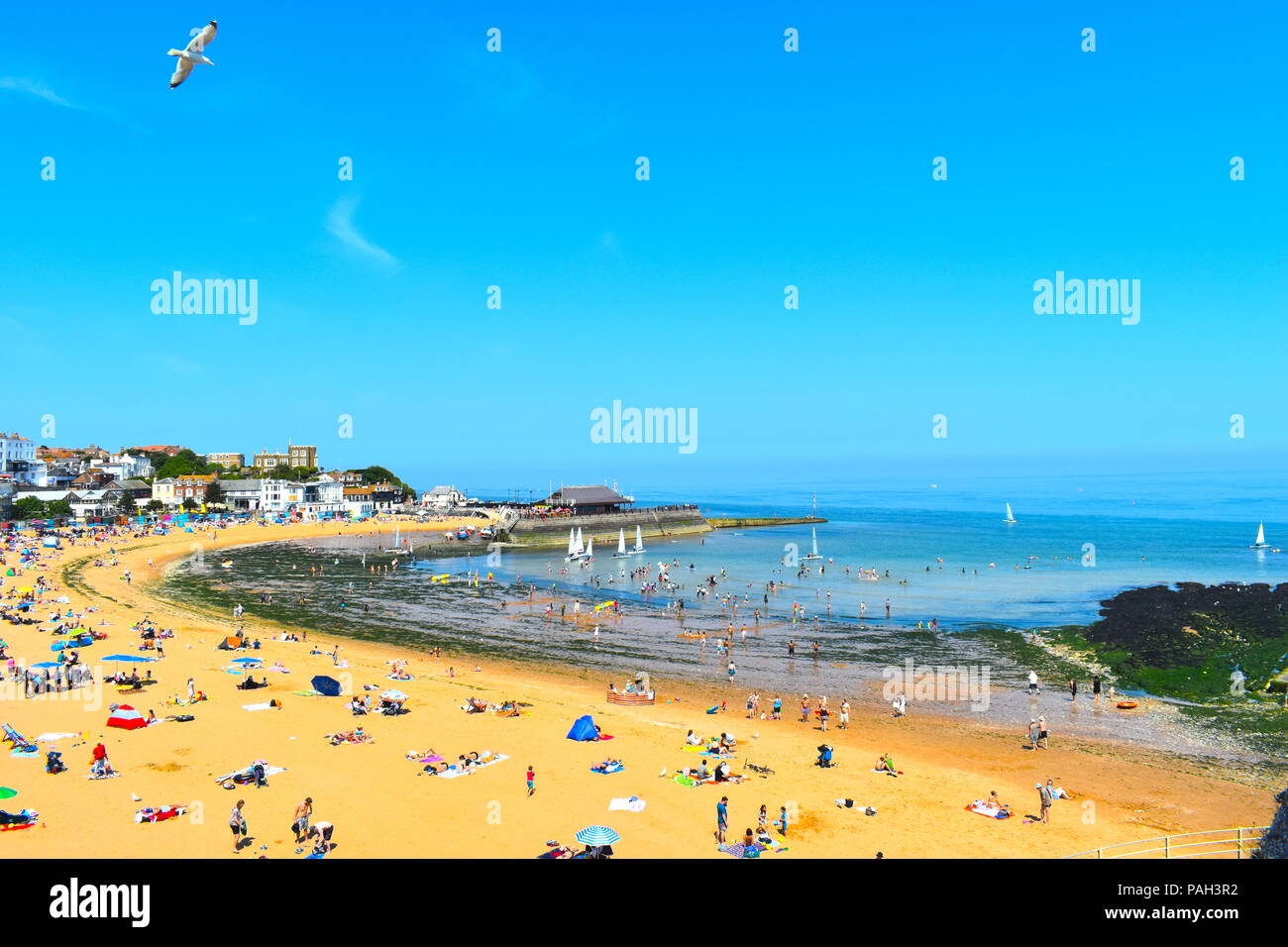 Viking Bay Beach, i turisti e la gente del posto durante la canicola estiva, Broadstairs, Kent, Regno Unito, Luglio 2018 Foto Stock