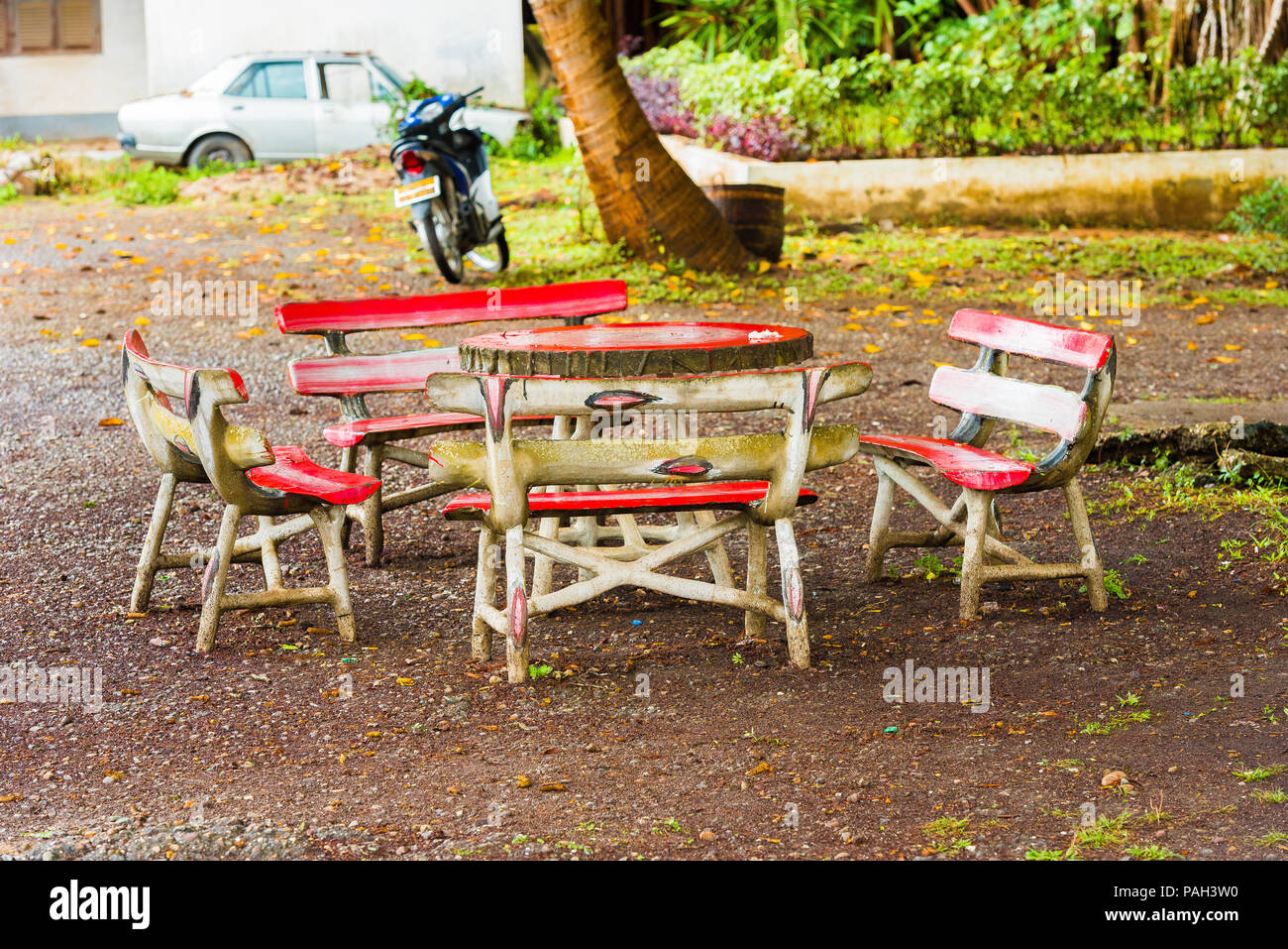 Tavolo con panche in giardino, Louangphabang, Laos. Copia spazio per il testo Foto Stock