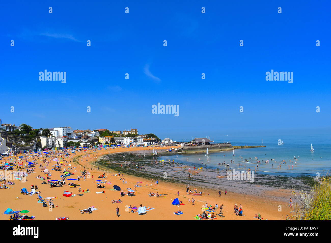 La gente sulla spiaggia a Broadstairs Kent come il caldo continua in tutto il Regno Unito, Luglio 2018 Foto Stock