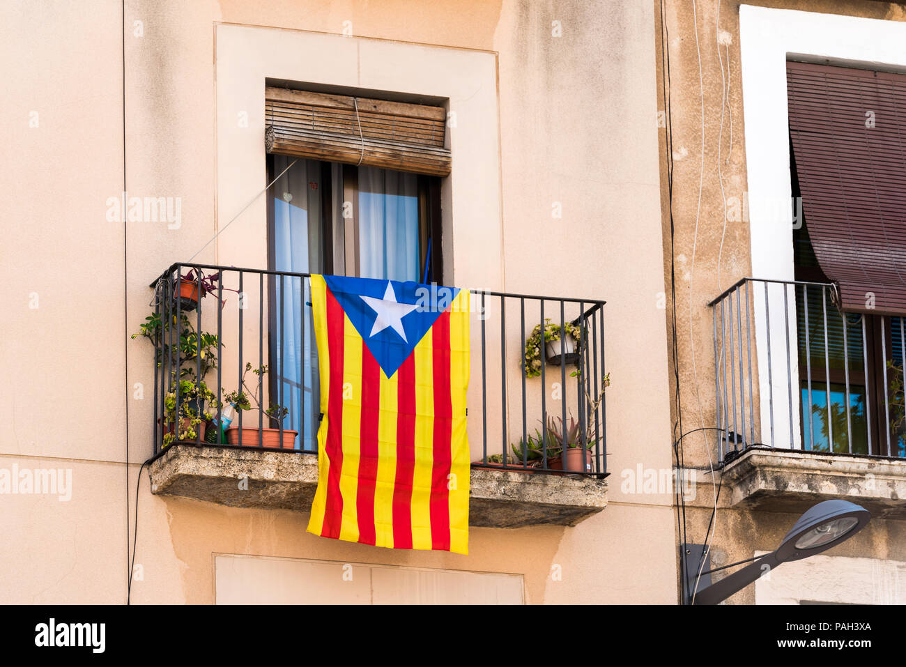 Vista dal balcone con una bandiera. Prima del referendum per l indipendenza, Tarragona, Catalunya, Spagna. Close-up Foto Stock