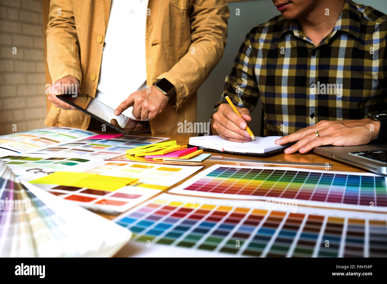 Graphic Designer utilizzano la tavoletta per scegliere i colori dal bar esempio per le idee di design, design creativo del designer di grafica concetto. Foto Stock