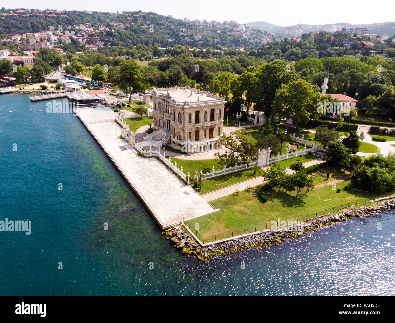 Vista aerea del Palazzo Kucuksu in Beykoz, città di Istanbul, Turchia. Edificio storico. Foto Stock