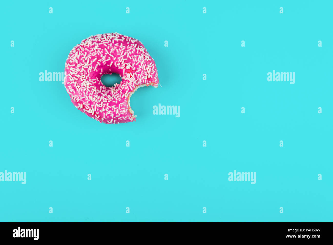 Il minimalismo, contrasto di colore su uno sfondo blu, donut foto da sopra in uno stile piatto Foto Stock