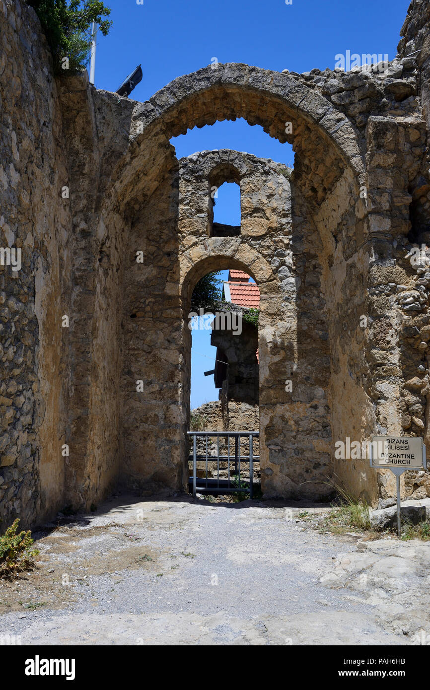 La chiesa bizantina sul secondo livello di St Hilarion castello in Kyrenia Mountain Range, Repubblica Turca di Cipro del Nord Foto Stock