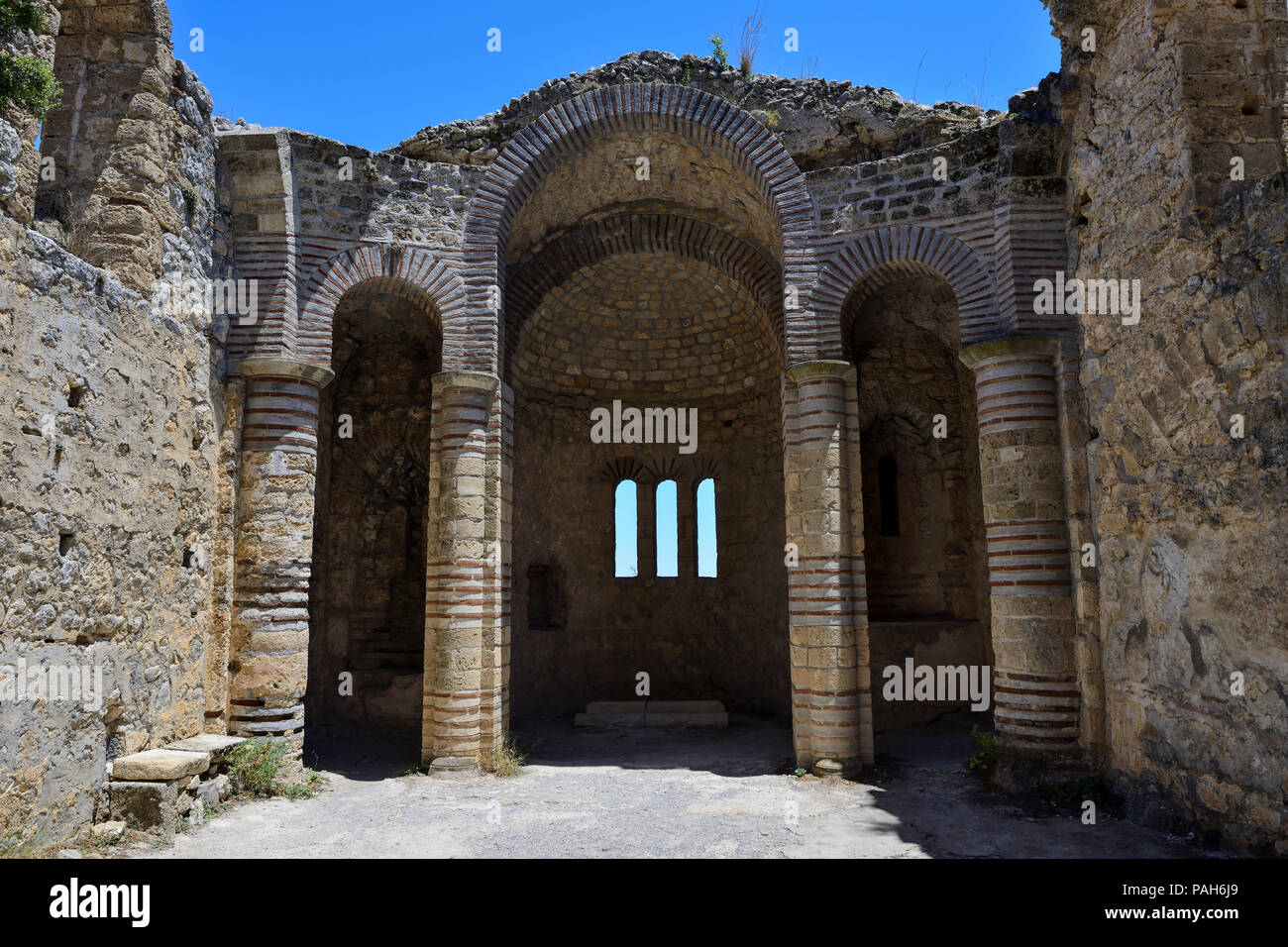 La chiesa bizantina sul secondo livello di St Hilarion castello in Kyrenia Mountain Range, Repubblica Turca di Cipro del Nord Foto Stock