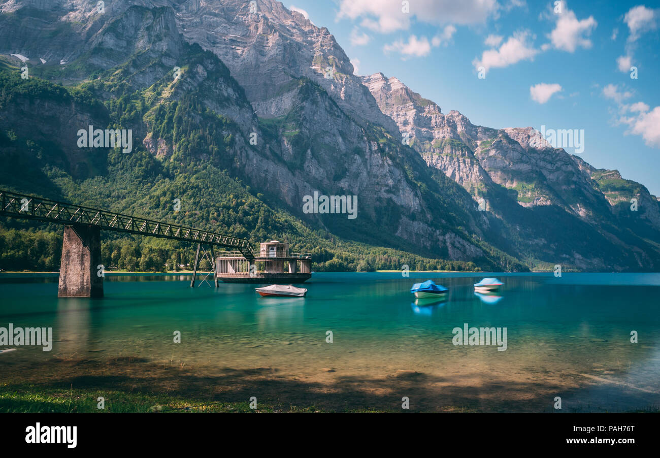 Bella montagna lago serbatoio naturale con struttura di overflow alpi svizzere klontalersee svizzera Foto Stock