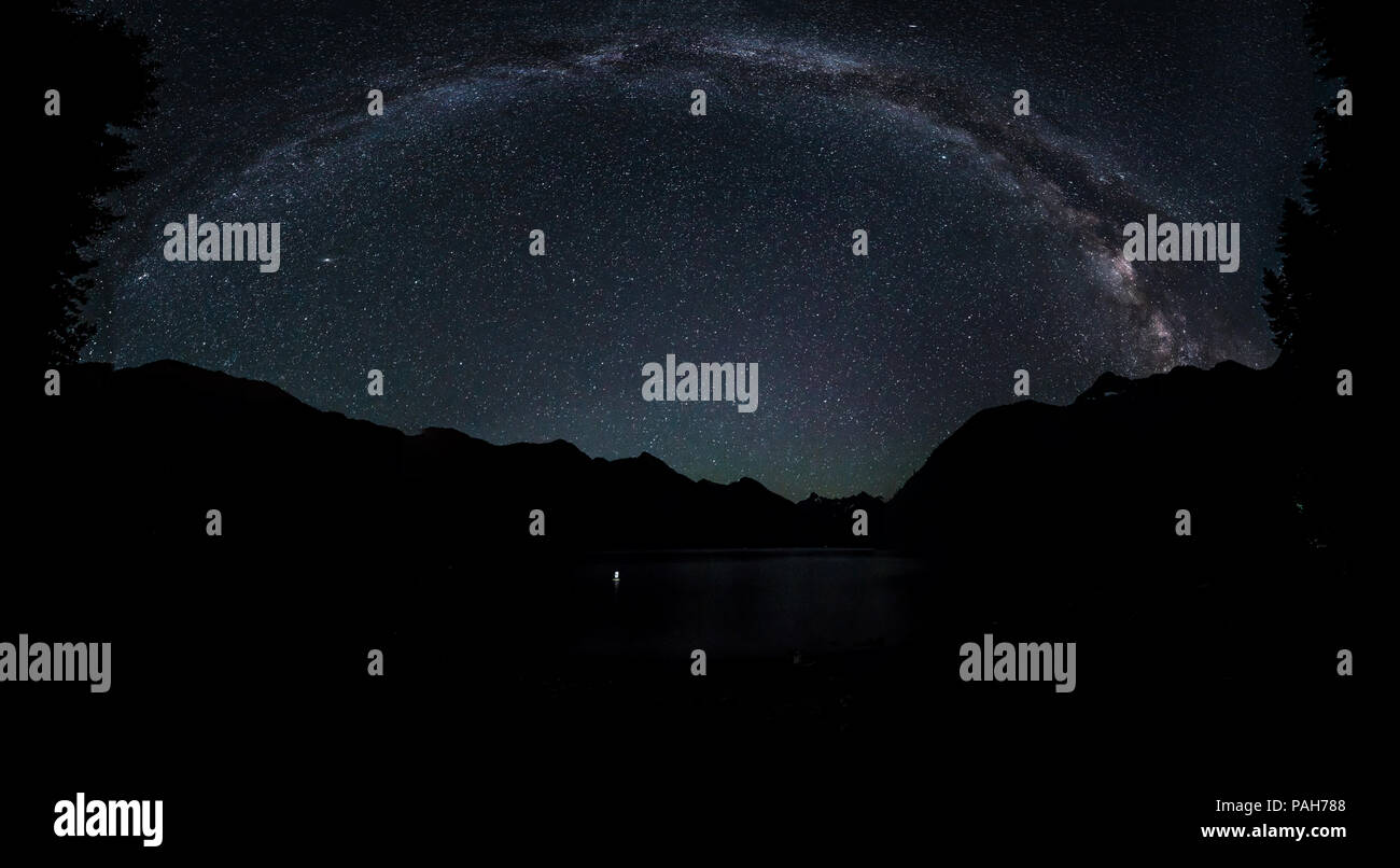 Panorama Via Lattea notte cielo sopra il piccolo laghetto con la riflessione. Canada, British Columbia. Foto Stock