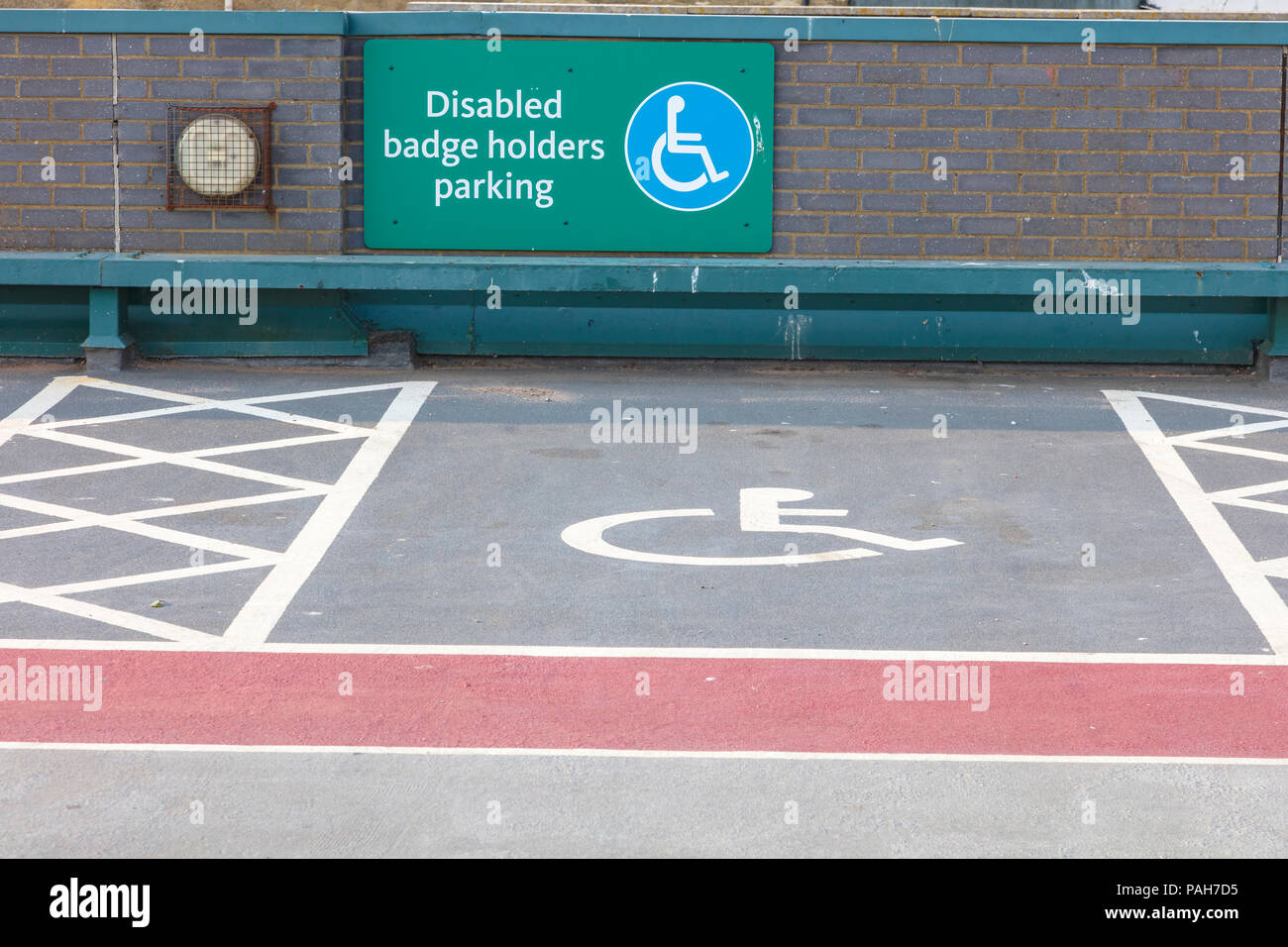 Tetto parcheggio parcheggio disabili indicazioni su un Morrisons store in Herne Bay, Kent, Regno Unito Foto Stock