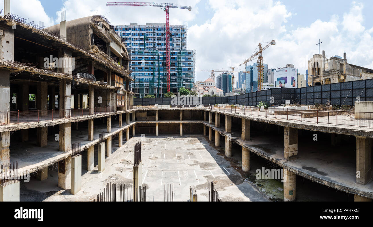 Le uova a forma di cupola centro città teatro o il 'egg', e Saint Vincent chiesa abbandonata e lasciata in rovina, Beirut Central District, Libano Foto Stock