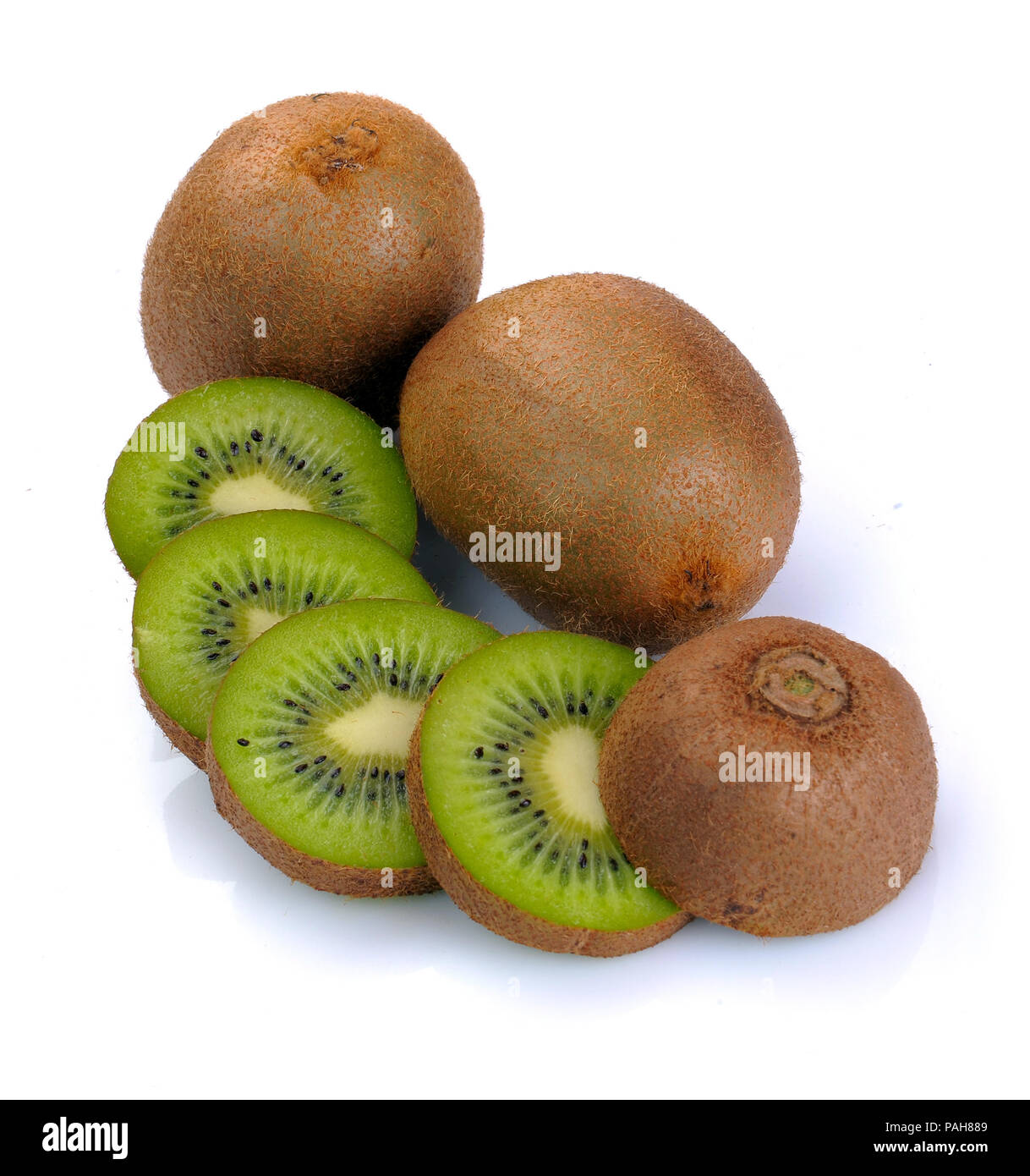 Ripe kiwi e segmento su sfondo bianco Foto Stock