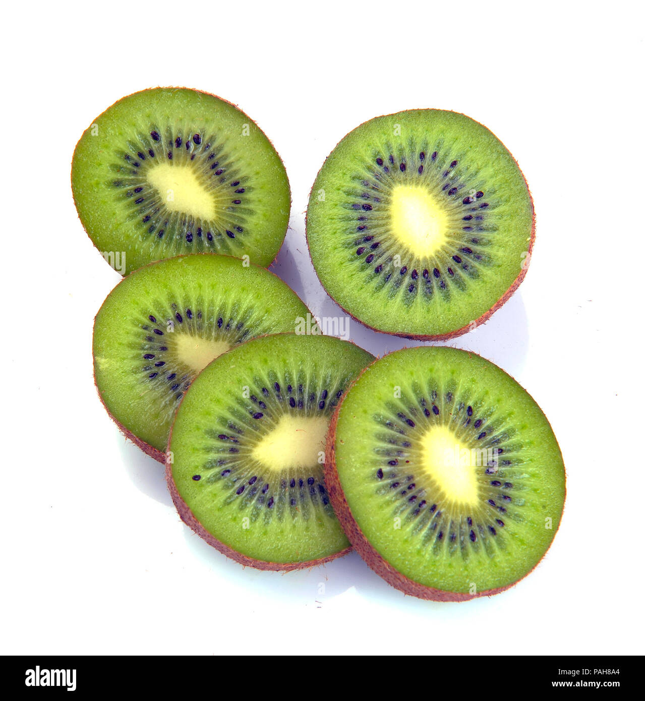 Ripe kiwi segmento su sfondo bianco Foto Stock