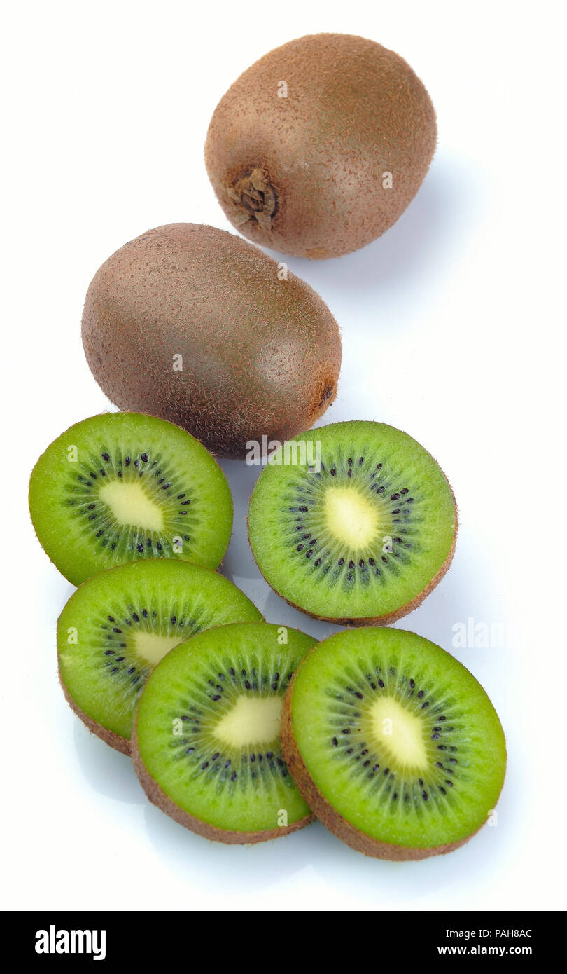 Ripe kiwi e segmento su sfondo bianco Foto Stock