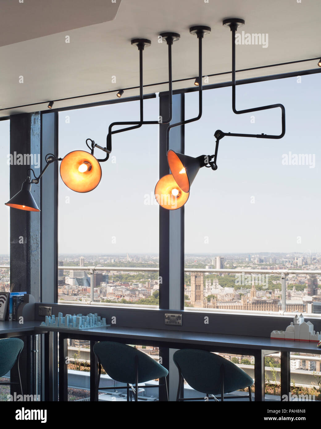 Vista di sky lounge affacciato sulla città. Momento clou - Newington Butts, Elephant and Castle, Regno Unito. Architetto: Rogers Stirk Harbour + parte Foto Stock