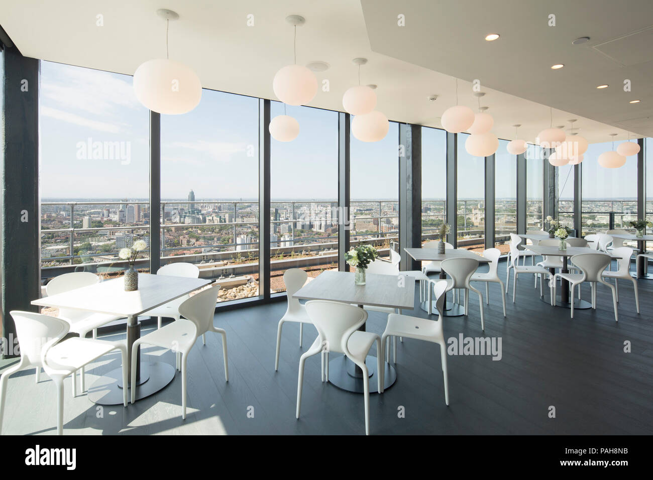 Vista di sky lounge affacciato sulla città. Momento clou - Newington Butts, Elephant and Castle, Regno Unito. Architetto: Rogers Stirk Harbour + parte Foto Stock