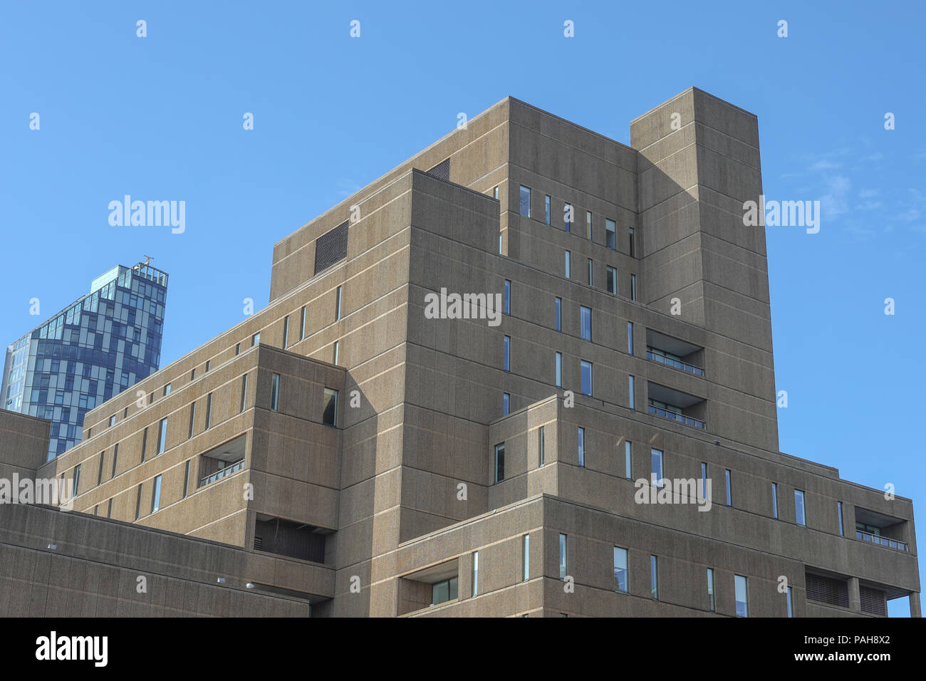 Una vista di 'capitale' edificio vicino al Liverpool's Pierhead Foto Stock