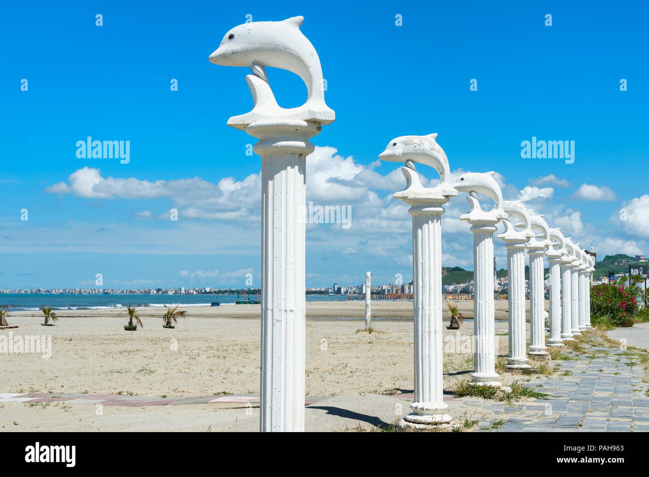 Spiaggia di Durazzo, Dolphin statue, Albania Foto Stock