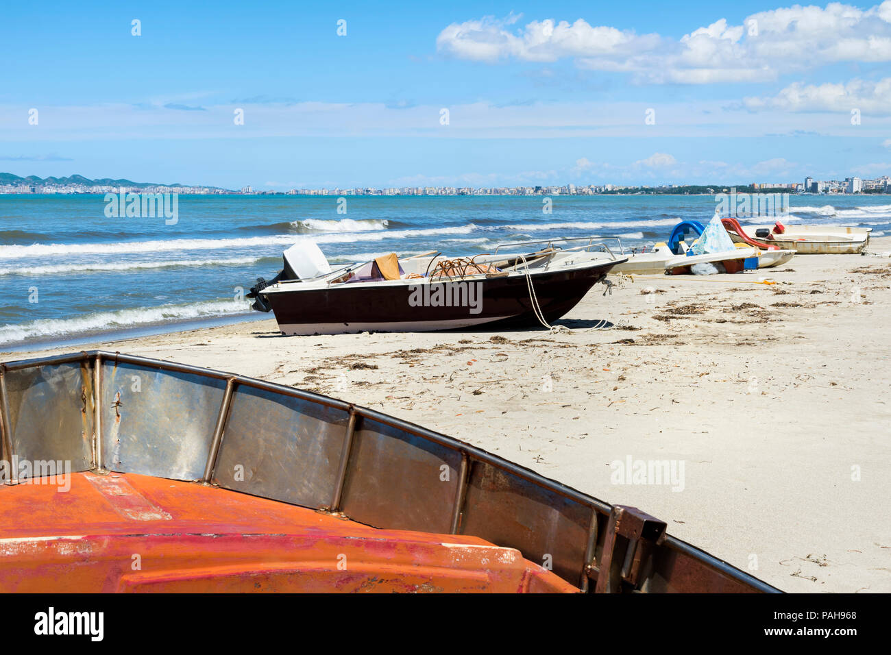 Barche Di Pescatori Sulla Spiaggia Di Durazzo Albania Foto