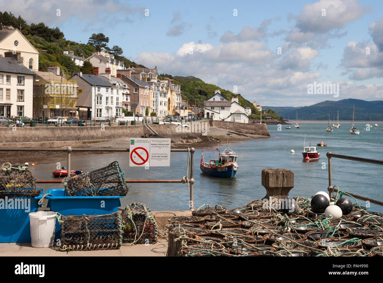 Barche da pesca e case pittoresche nel villaggio gallese di Aberdyfi (o Aberdovey) una popolare destinazione turistica sulla costa occidentale del Galles, Regno Unito Foto Stock