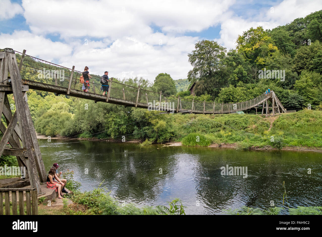 Biblins ponte di sospensione cercando di fronte a Symonds Yat ad est oltre il fiume Wye, Wye Valley, Herefordshire, England, Regno Unito Foto Stock