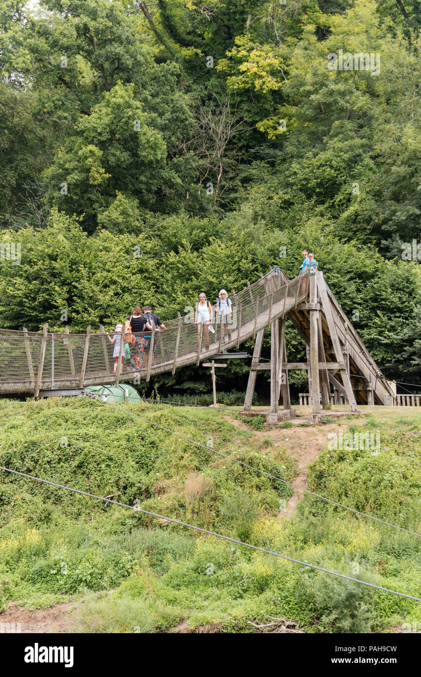 Biblins ponte di sospensione cercando di fronte a Symonds Yat ad est oltre il fiume Wye, Wye Valley, Herefordshire, England, Regno Unito Foto Stock