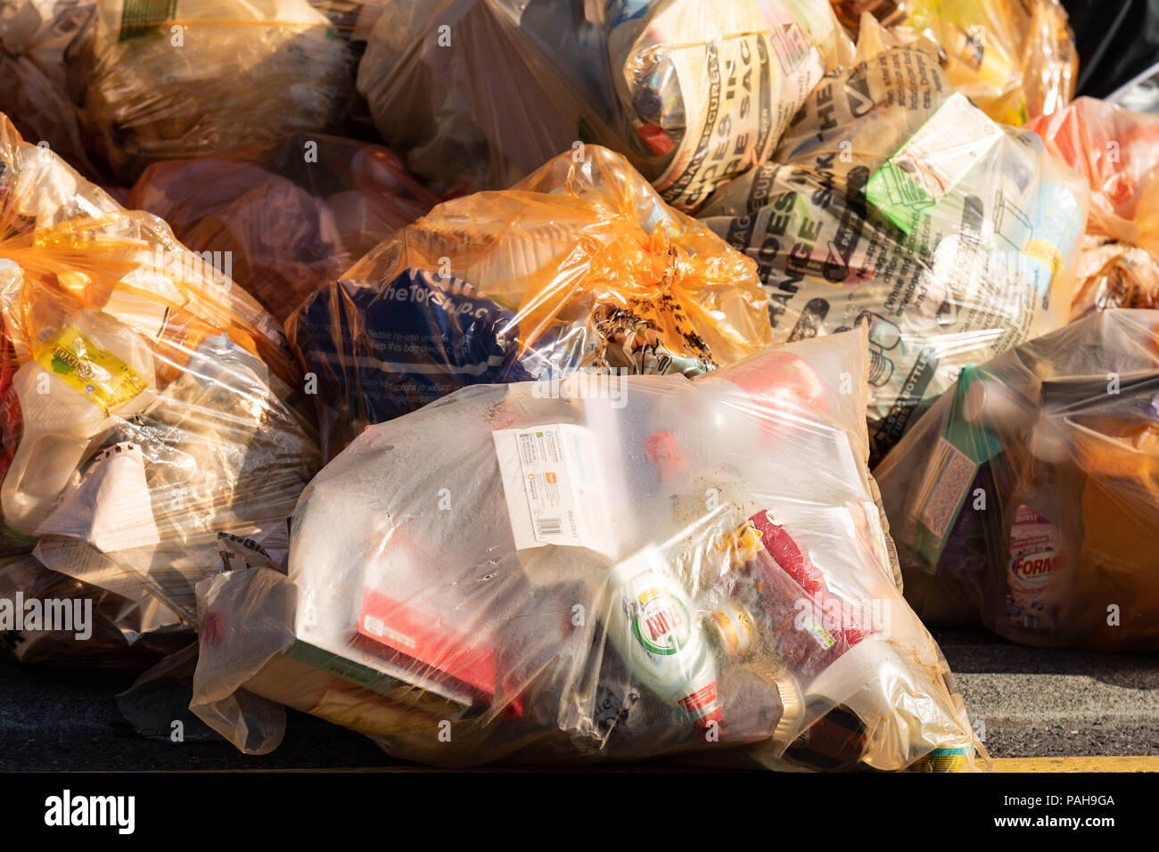 Il riciclaggio dei rifiuti di plastica Sacchi in una pila in attesa di raccolta Foto Stock