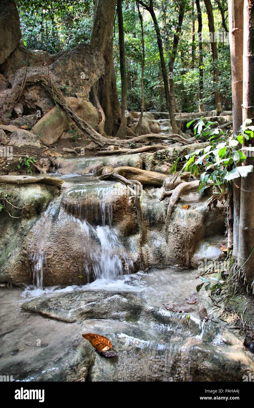 Bella cascata in Thailandia del Erawan Cascate del Parco Nazionale. Regione di Kanchanaburi. Foto Stock