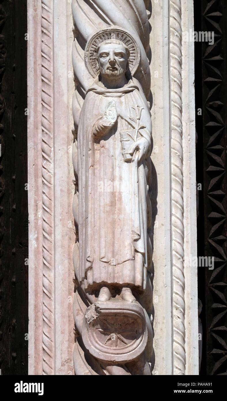 San Pietro da Verona, statua sulla facciata della chiesa di Santa Anastasia in Verona, Italia Foto Stock