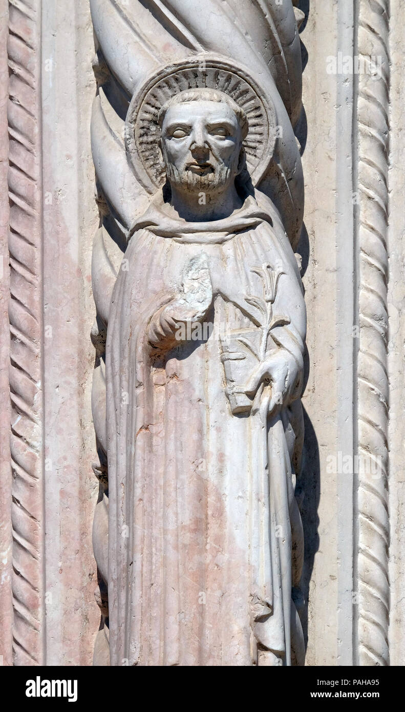 San Pietro da Verona, statua sulla facciata della chiesa di Santa Anastasia in Verona, Italia Foto Stock