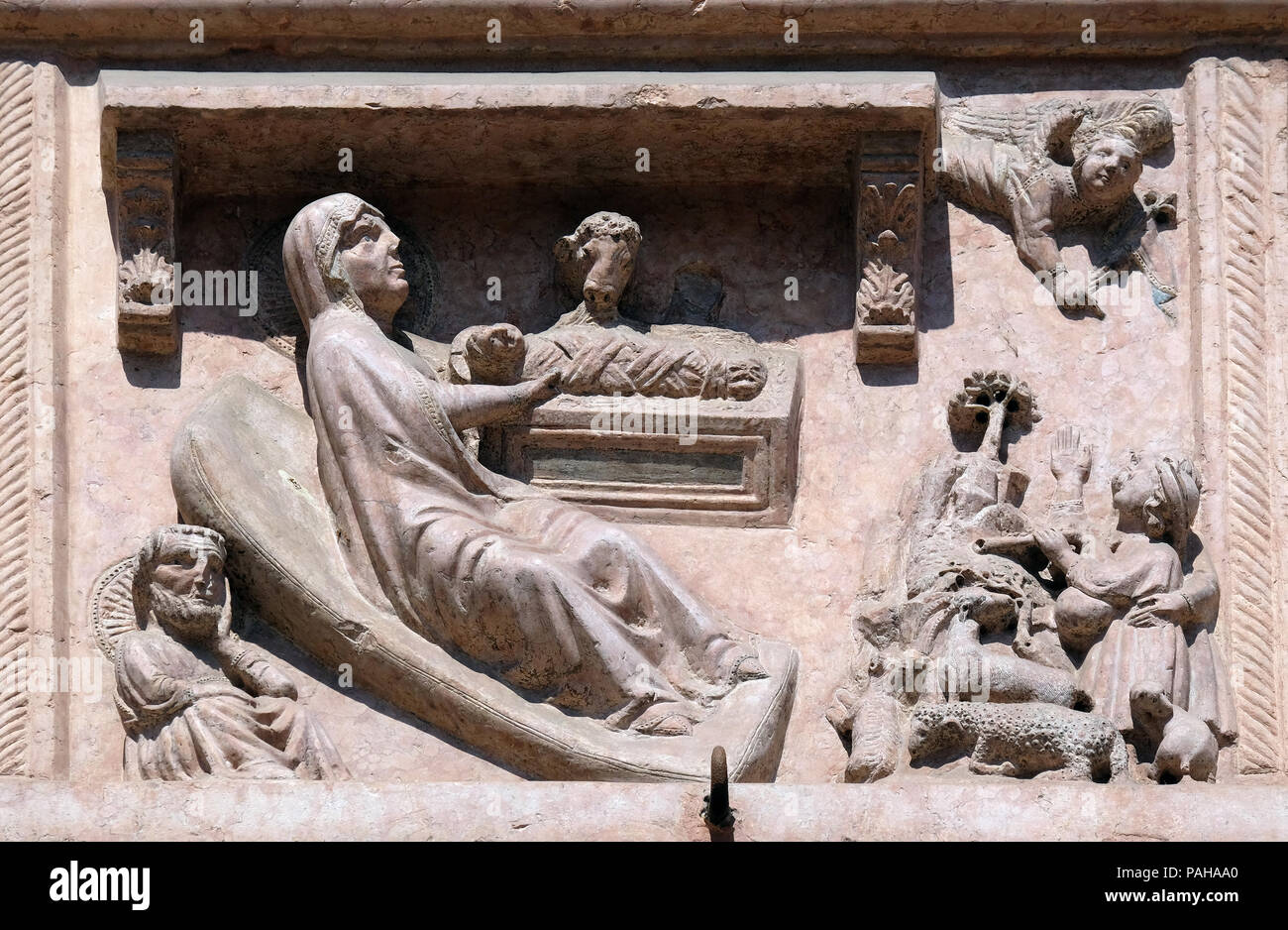 La nascita di Gesù, rilievo sulla facciata della chiesa di Santa Anastasia in Verona, Italia Foto Stock