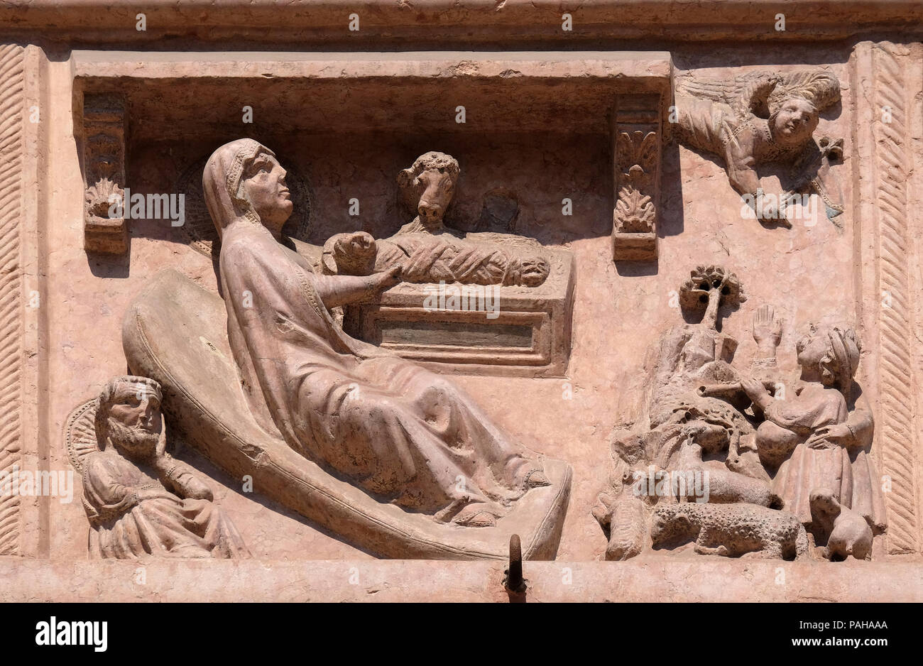 La nascita di Gesù, rilievo sulla facciata della chiesa di Santa Anastasia in Verona, Italia Foto Stock