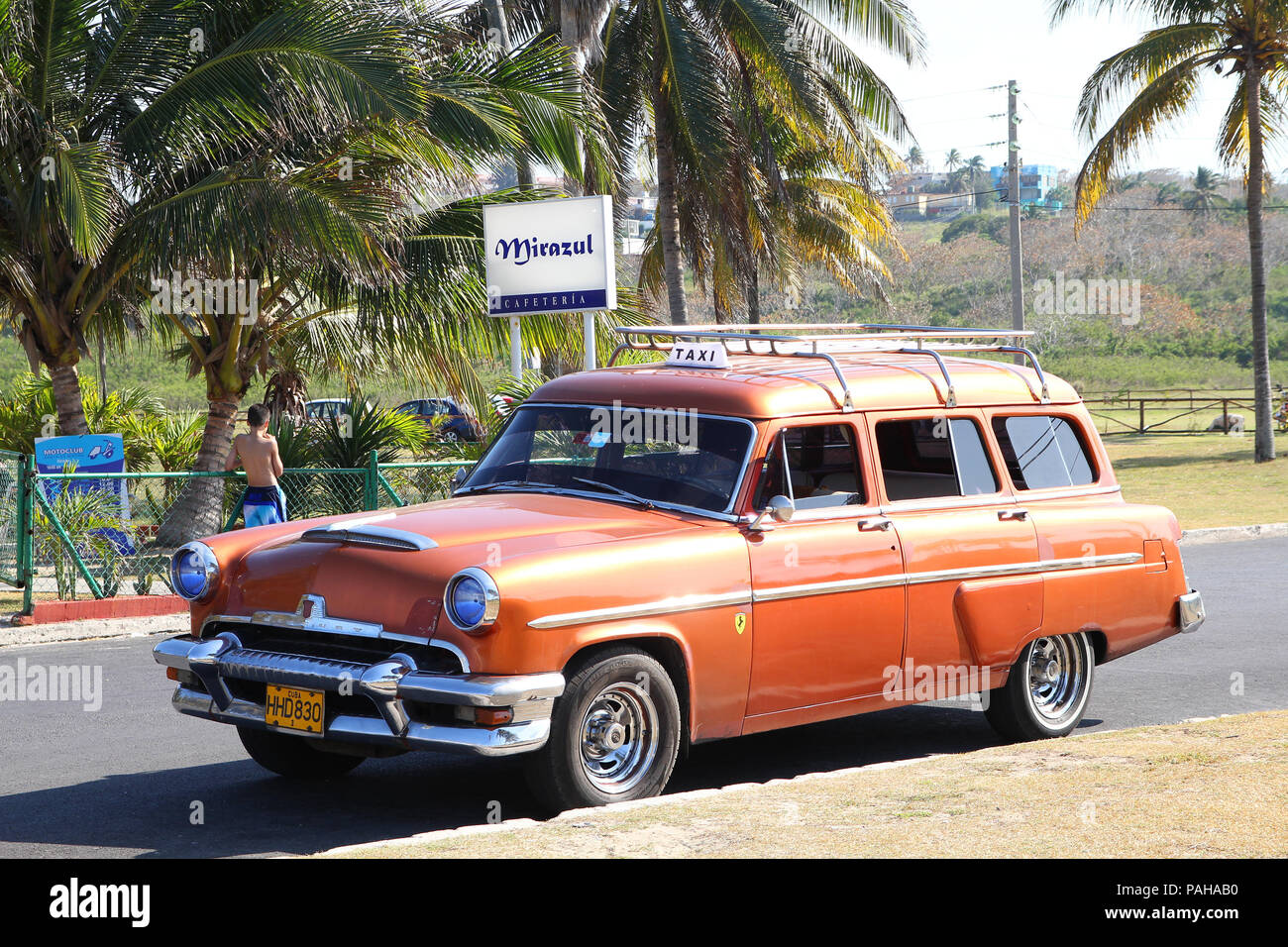 L'Avana - 25 febbraio: Classic American Mercury auto il 25 febbraio 2011 a L'Avana. Recente modifica della legge consente i cubani al commercio di automobili di nuovo. Vecchia legge Foto Stock