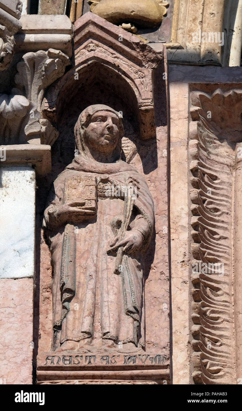 Santa Anastasia, statua sulla facciata della chiesa di Santa Anastasia in Verona, Italia Foto Stock