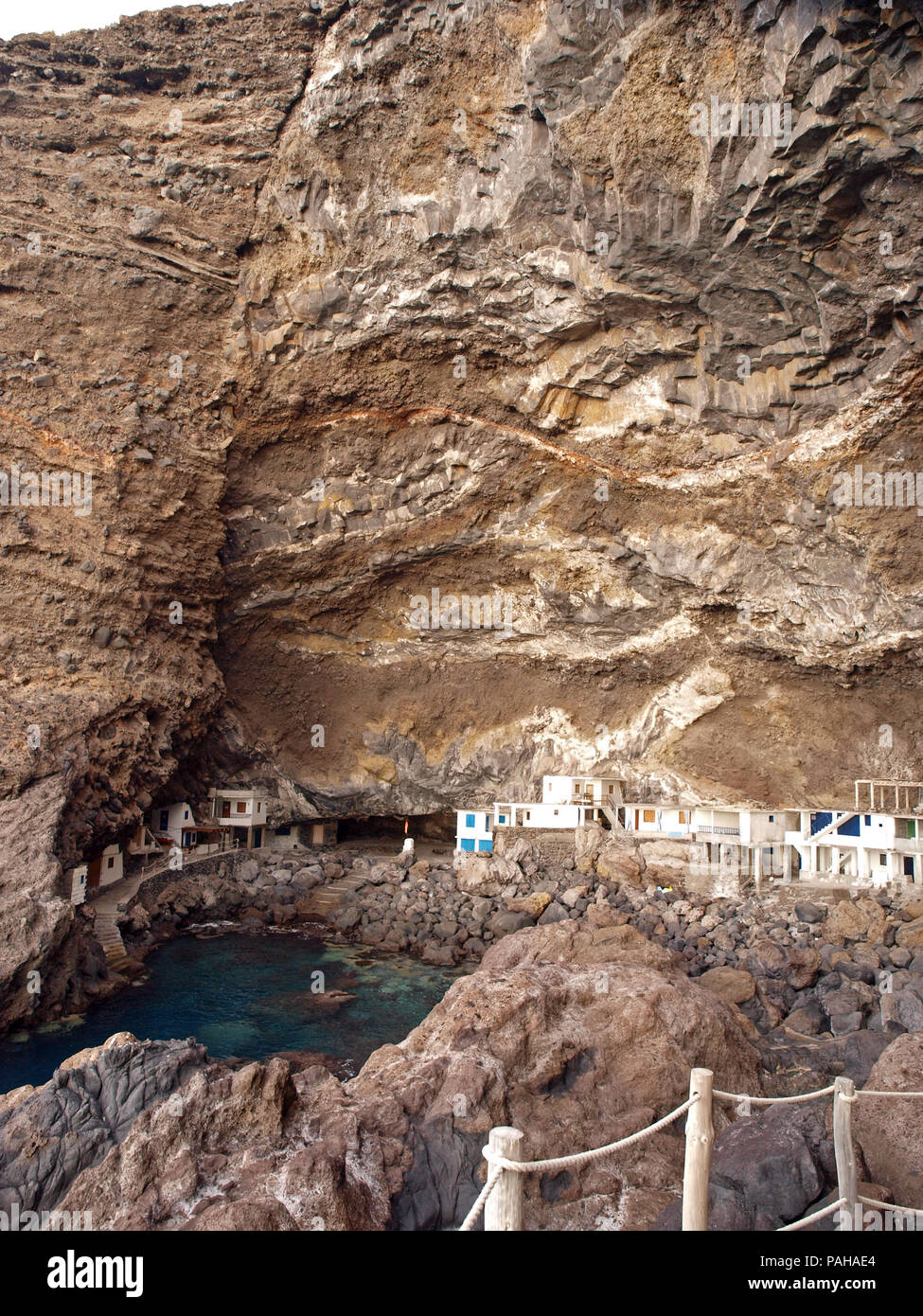 Prois de Candelaria , una raccolta di case costruite nella base di scogliere a strapiombo sul spagnolo isola delle Canarie di La Palma Foto Stock