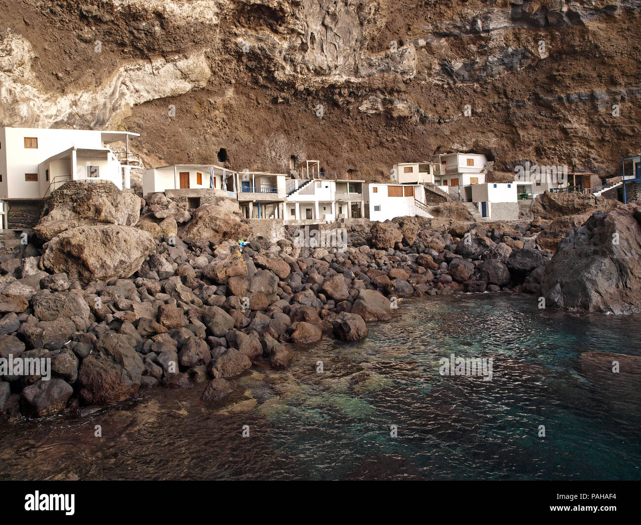 Prois de Candelaria , una raccolta di case costruite nella base di scogliere a strapiombo sul spagnolo isola delle Canarie di La Palma Foto Stock