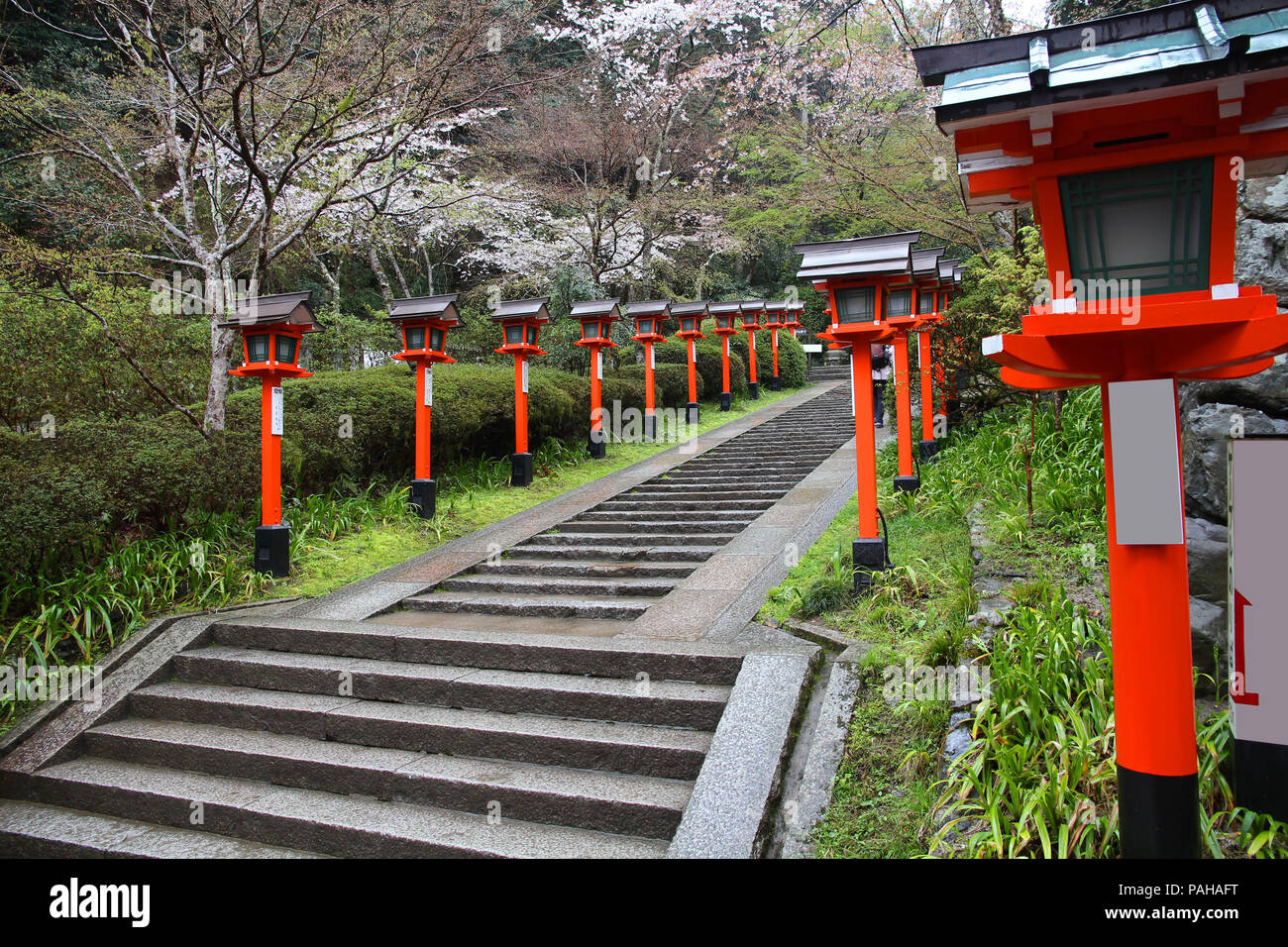 Tempio Kurama scale a Kyoto, in Giappone. Luogo buddista del culto. Foto Stock