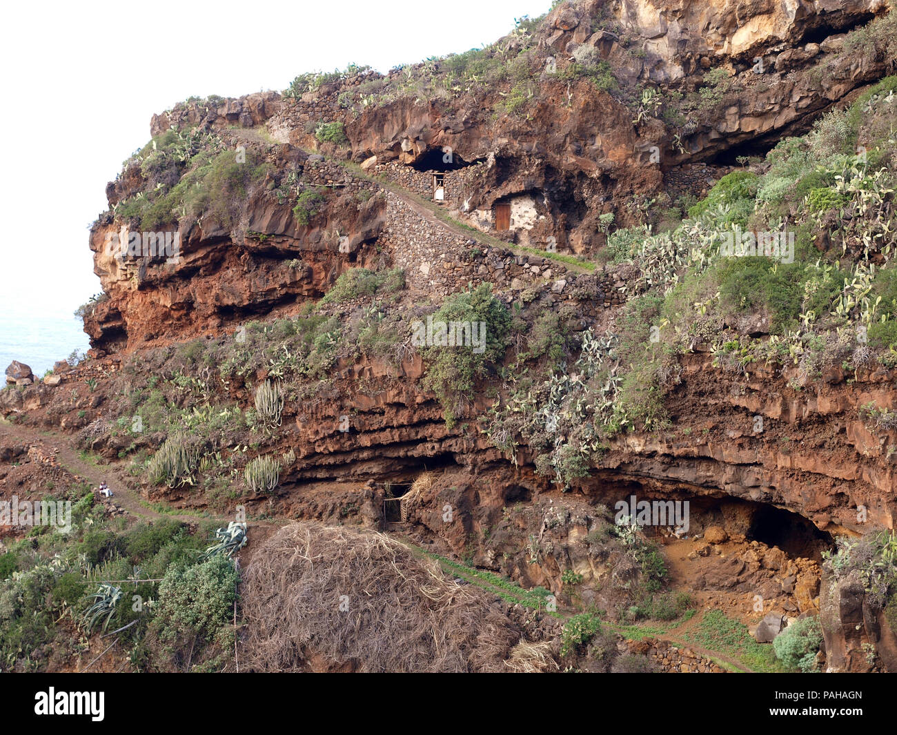 Grotte troglodite e le case costruite a strapiombo sul isola delle Canarie di La Palma, Spagna Foto Stock