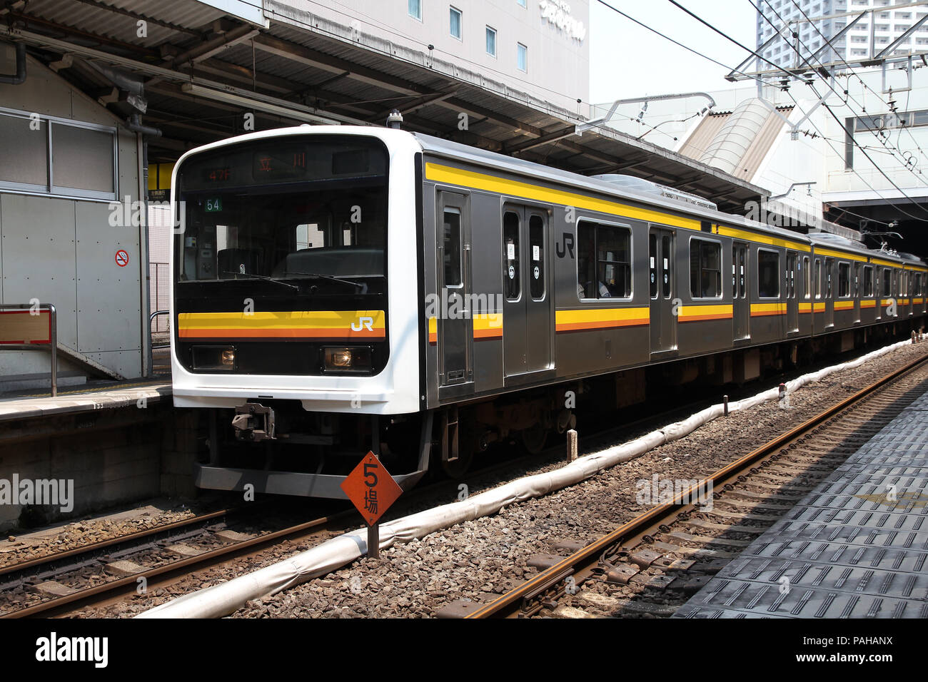 KAWASAKI, Giappone - 10 Maggio: JR Central con il treno alla stazione di Kawasaki a maggio 2012 in Kawasaki, Giappone. JR Central è il più redditizio Japanese Railway com Foto Stock