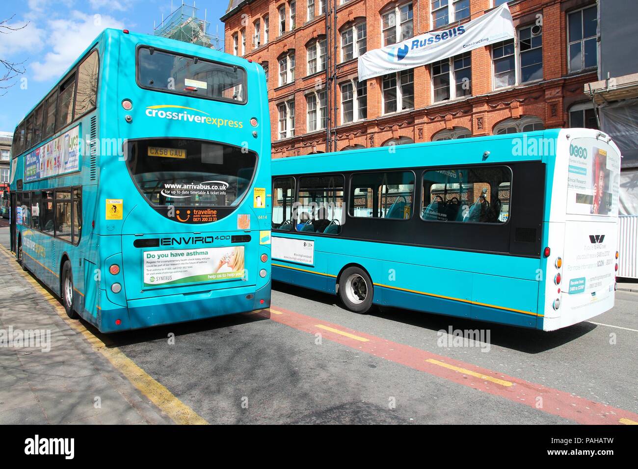 LIVERPOOL, Regno Unito - 20 aprile: persone ride autobus su Aprile 20, 2013 a Liverpool, UK. Liverpool City Regione ha una popolazione di circa 1,6 milioni di persone un Foto Stock