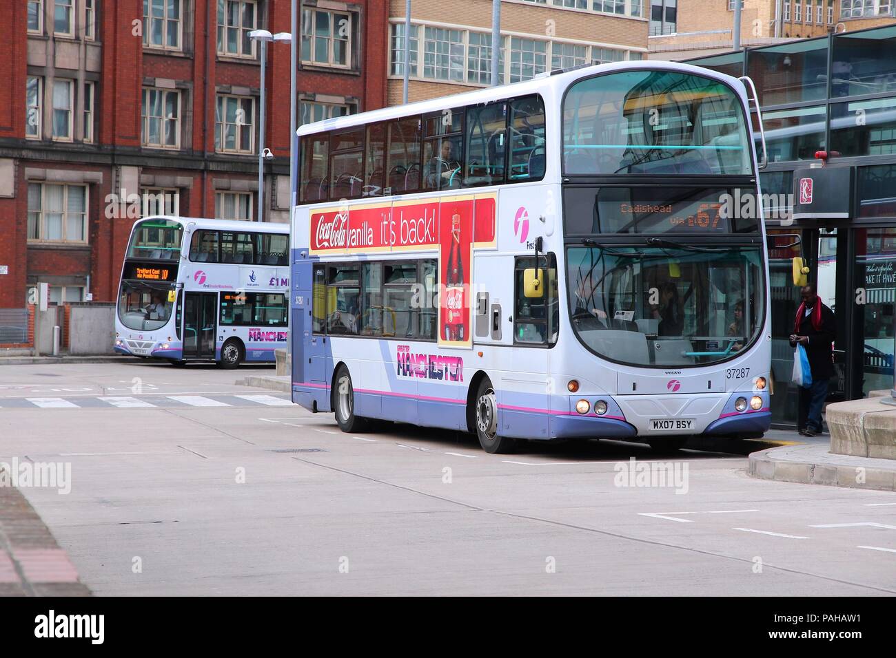 MANCHESTER, Regno Unito - 23 aprile: persone ride FirstGroup autobus della città il 23 aprile 2013 a Manchester, UK. FirstGroup impiega 124.000 persone. Foto Stock