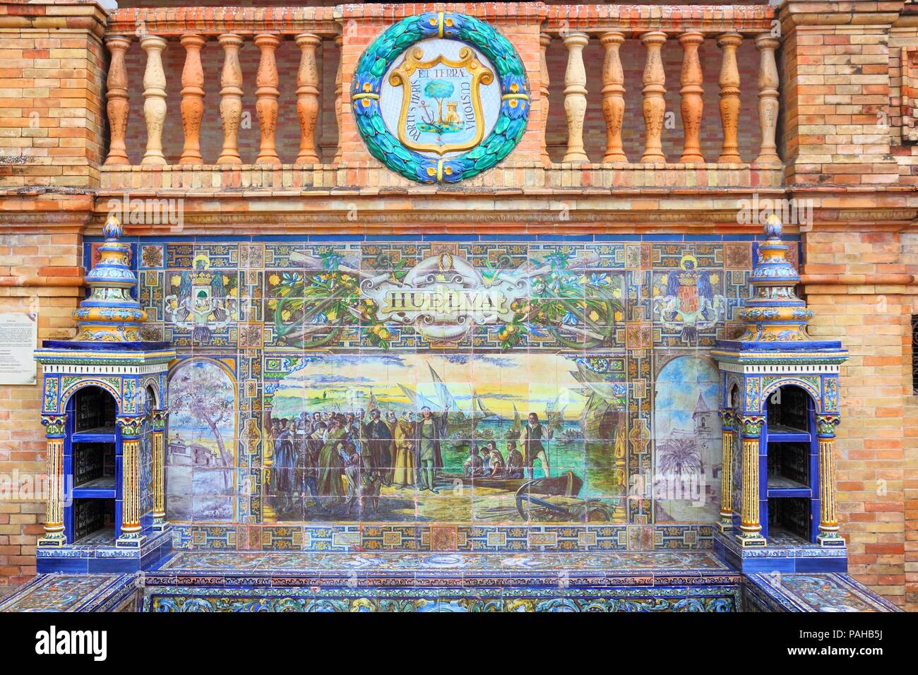 Siviglia, Spagna - famosa Plaza de Espana. Alcova in ceramica decorazione - Huelva tema. Foto Stock