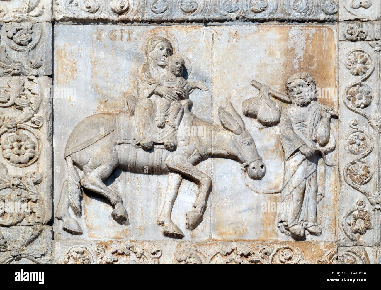 Volo ot Egitto, medievale rilievo sulla facciata della Basilica di San Zeno a Verona, Italia Foto Stock