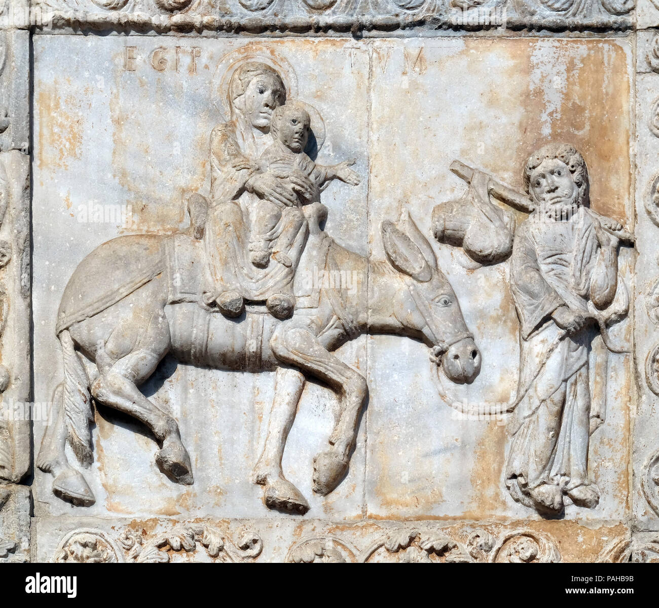 Volo ot Egitto, medievale rilievo sulla facciata della Basilica di San Zeno a Verona, Italia Foto Stock