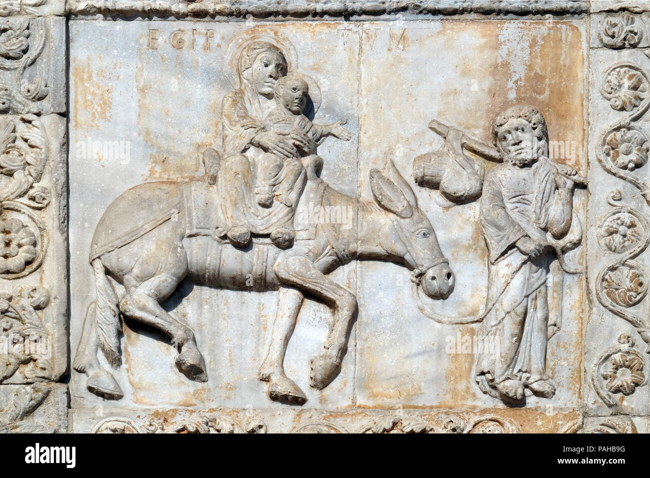 Volo ot Egitto, medievale rilievo sulla facciata della Basilica di San Zeno a Verona, Italia Foto Stock