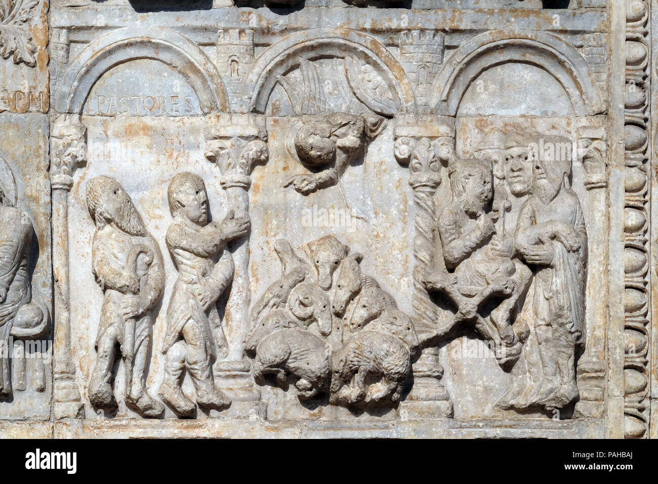 Rilievo del Maestro Nicolo' (XII secolo), il gruppo a destra della porta della Basilica di San Zeno, Sito Patrimonio Mondiale dell'UNESCO, a Verona, Italia Foto Stock