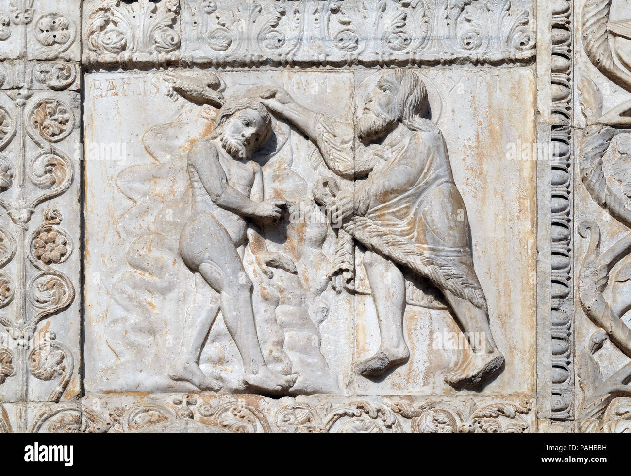 Il Battesimo di Cristo, medievale rilievo sulla facciata della Basilica di San Zeno a Verona, Italia Foto Stock