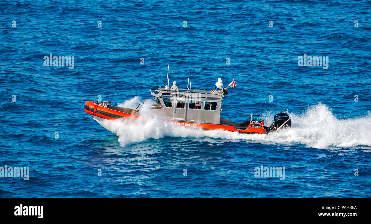 Barca pilota spostandosi lungo l'acqua area del porto di Key West, Florida, Stati Uniti d'America Foto Stock