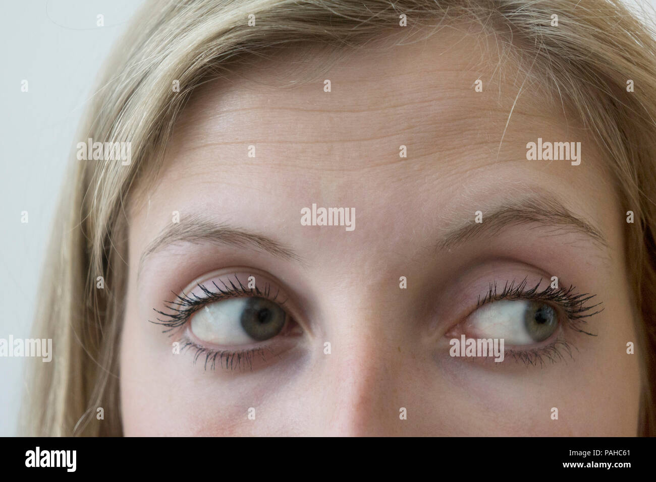 Giovane donna bionda guardando sul lato Foto Stock