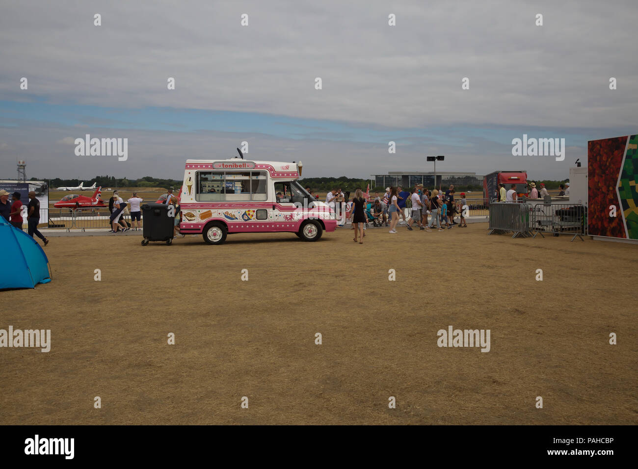 Ice Cream van parcheggiato su erba bruciata a Farnborough Airshow internazionale Foto Stock